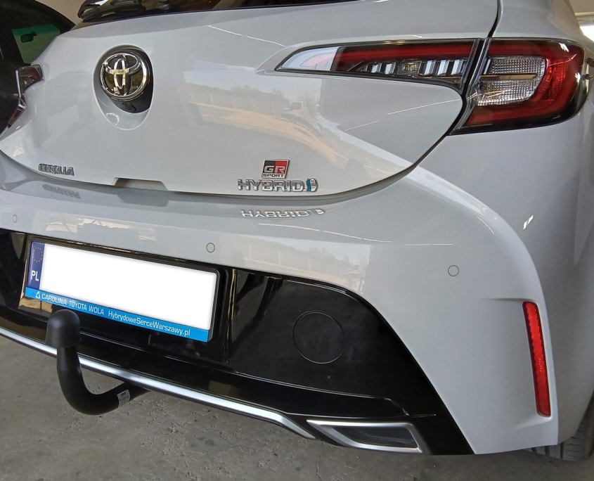 Toyota Corolla E21 z zamontowanym hakiem — Auto Zielonka